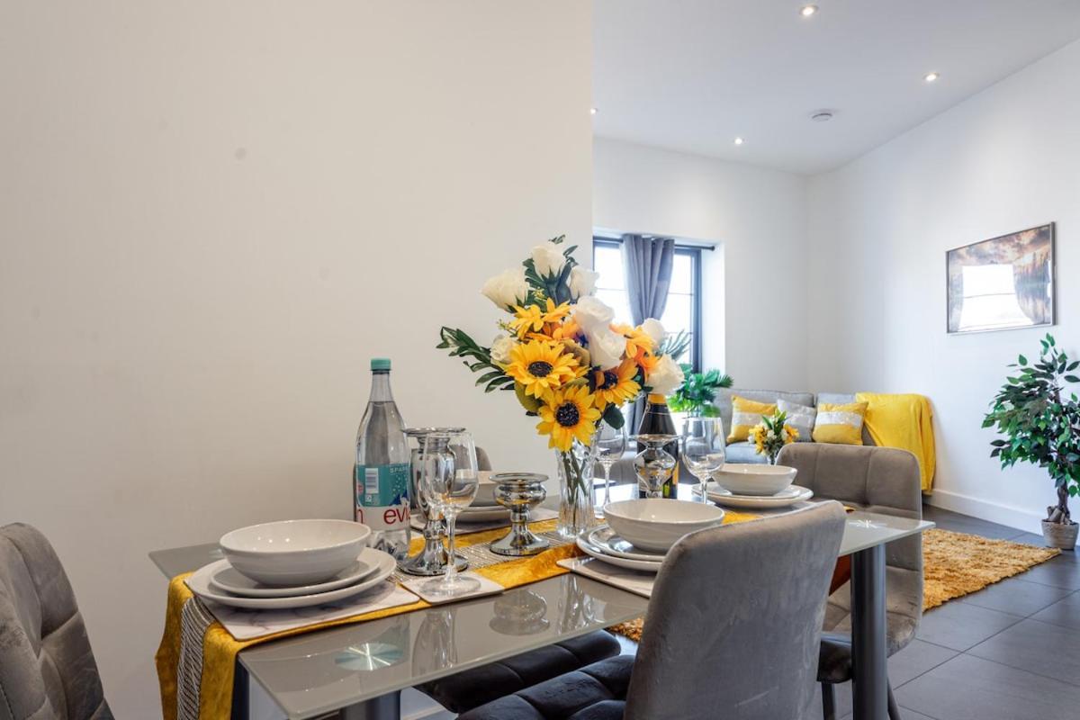 2 Bed Oasis Flat-o2-excel-canary Wharf- Shops- Trains -free Parking,wifi 500mb & Flex Check In