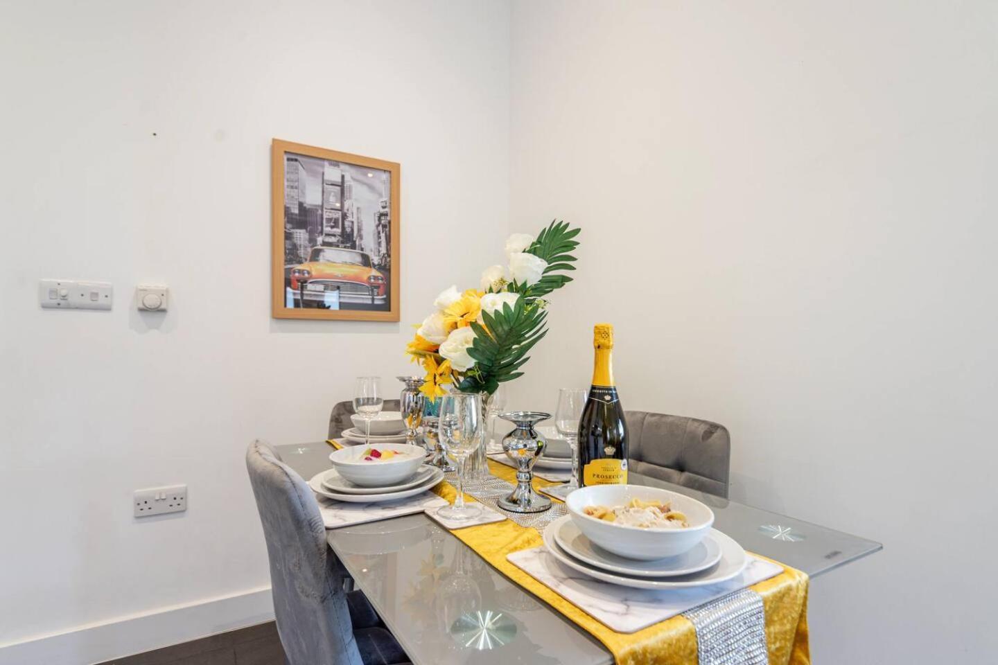 Apartment 2 Bed Oasis Flat-o2-excel-canary Wharf- Shops- Trains -free Parking,wifi 500mb & Flex Check In London