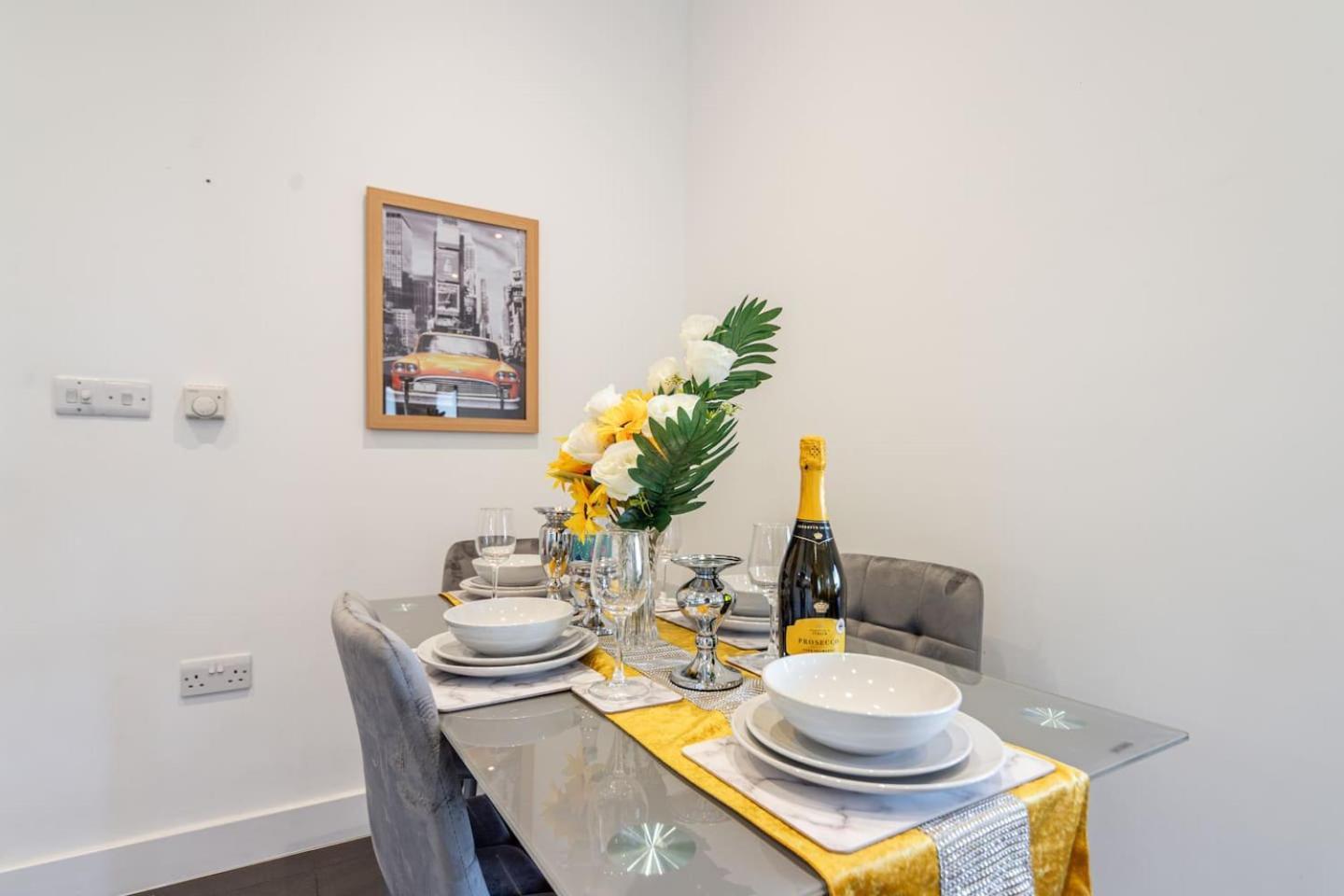 Apartment 2 Bed Oasis Flat-o2-excel-canary Wharf- Shops- Trains -free Parking,wifi 500mb & Flex Check In