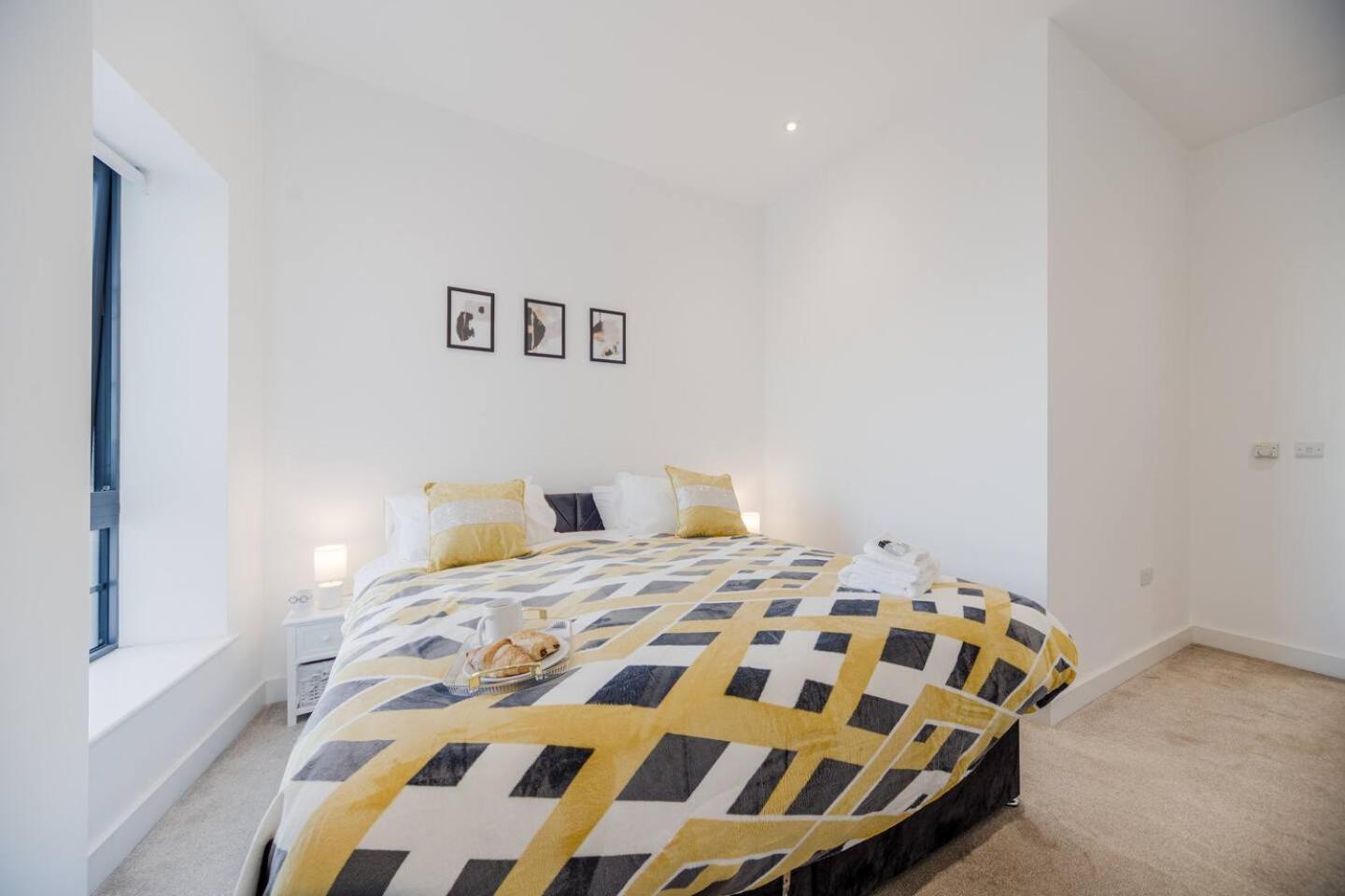 Apartment 2 Bed Oasis Flat-o2-excel-canary Wharf- Shops- Trains -free Parking,wifi 500mb & Flex Check In London