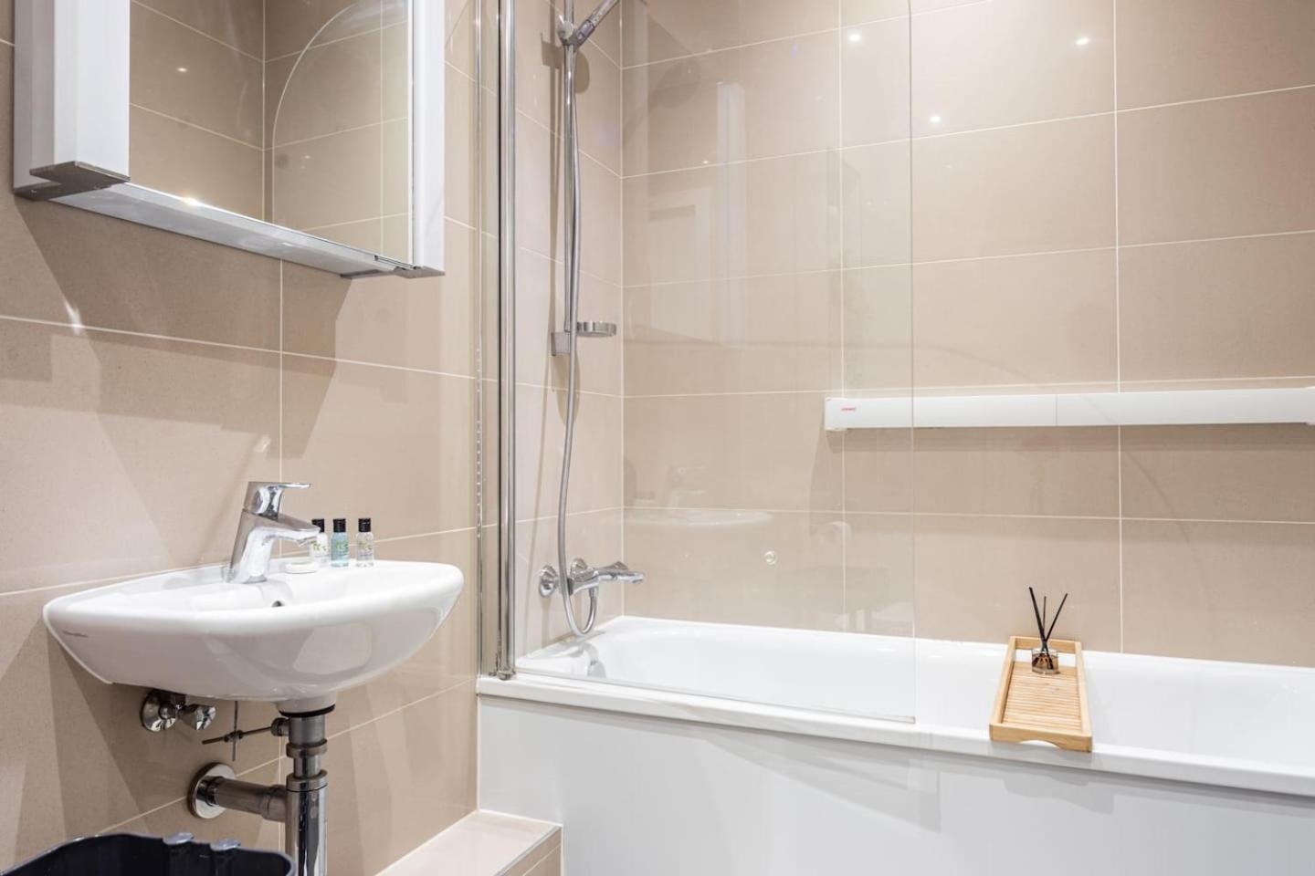 Apartment 2 Bed Oasis Flat-o2-excel-canary Wharf- Shops- Trains -free Parking,wifi 500mb & Flex Check In *
