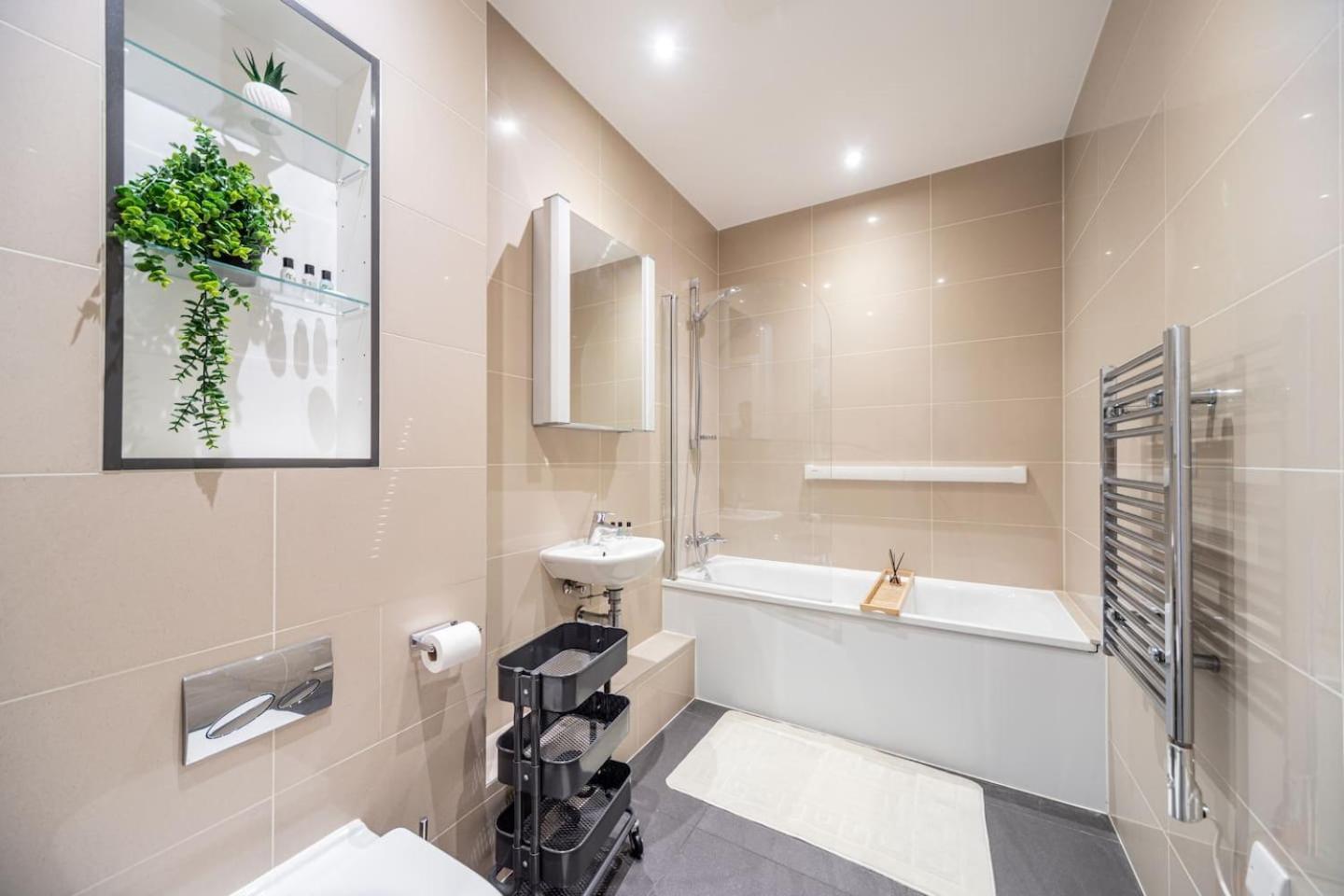 2 Bed Oasis Flat-o2-excel-canary Wharf- Shops- Trains -free Parking,wifi 500mb & Flex Check In * London