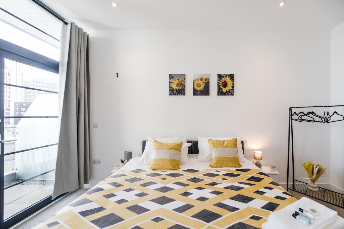 Apartment 2 Bed Oasis Flat-o2-excel-canary Wharf- Shops- Trains -free Parking,wifi 500mb & Flex Check In