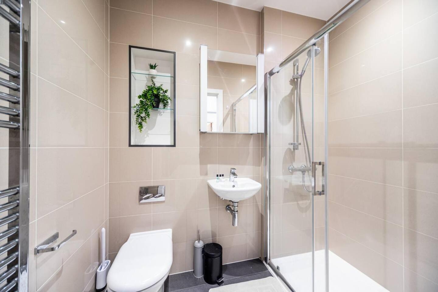 2 Bed Oasis Flat-o2-excel-canary Wharf- Shops- Trains -free Parking,wifi 500mb & Flex Check In Apartment *