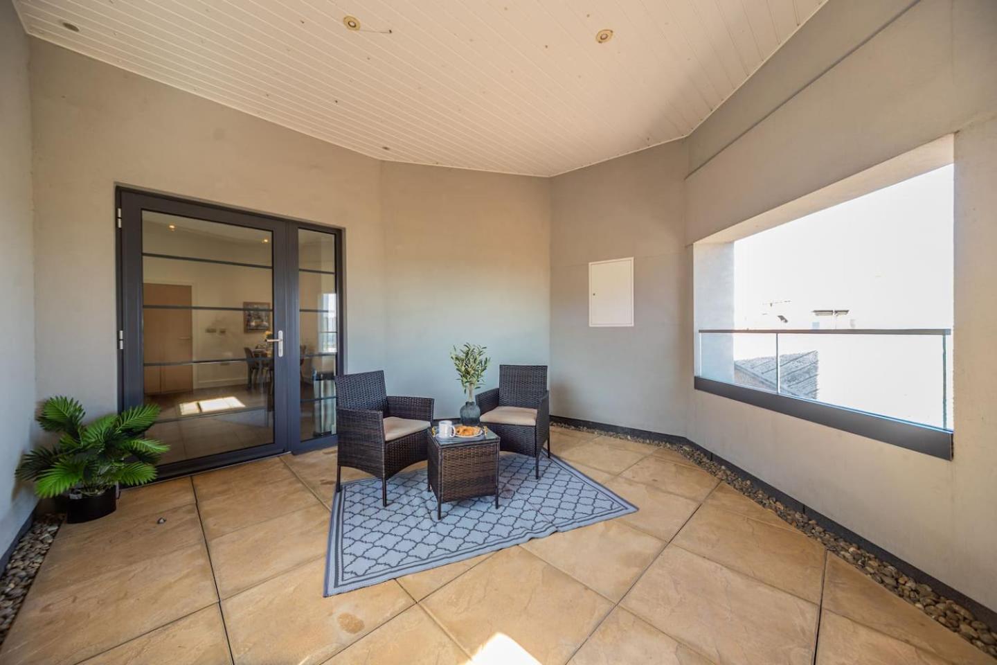 Apartment 2 Bed Oasis Flat-o2-excel-canary Wharf- Shops- Trains -free Parking,wifi 500mb & Flex Check In *