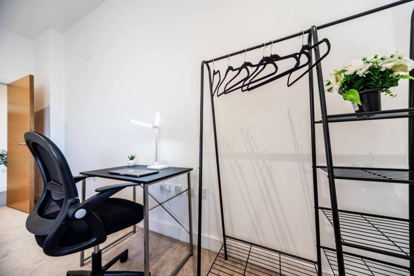 2 Bed Oasis Flat-o2-excel-canary Wharf- Shops- Trains -free Parking,wifi 500mb & Flex Check In Apartment London