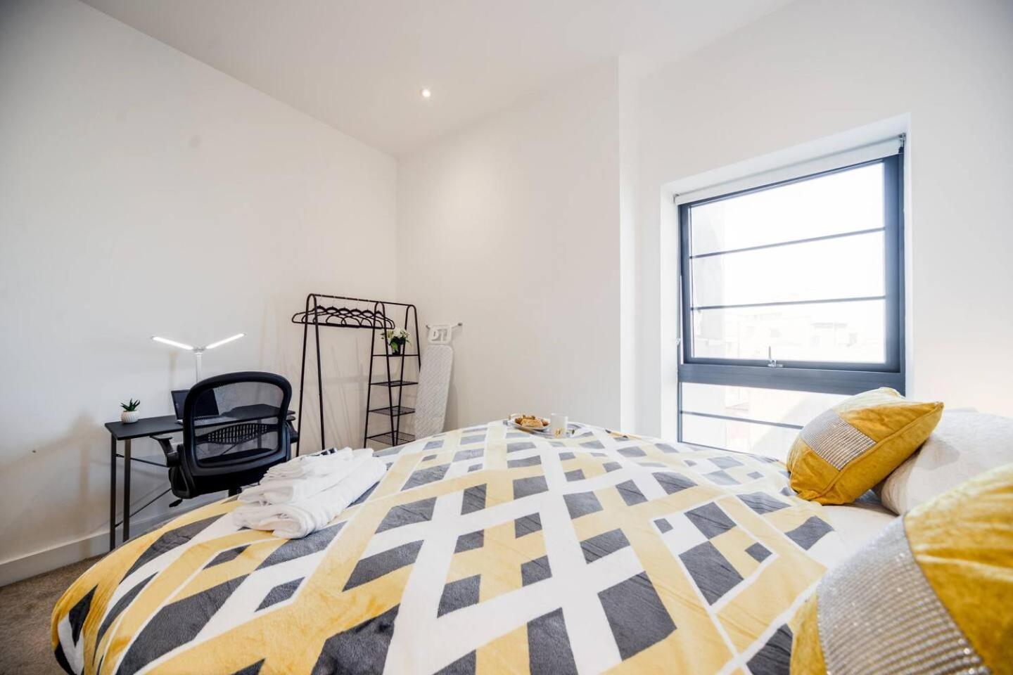 2 Bed Oasis Flat-o2-excel-canary Wharf- Shops- Trains -free Parking,wifi 500mb & Flex Check In * London