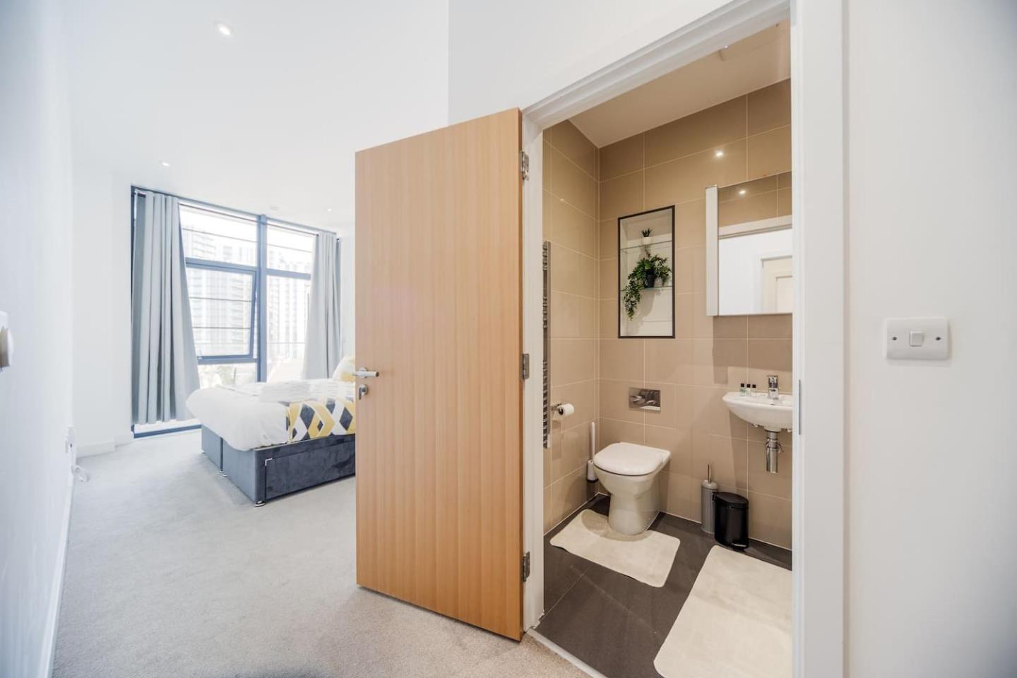 2 Bed Oasis Flat-o2-excel-canary Wharf- Shops- Trains -free Parking,wifi 500mb & Flex Check In