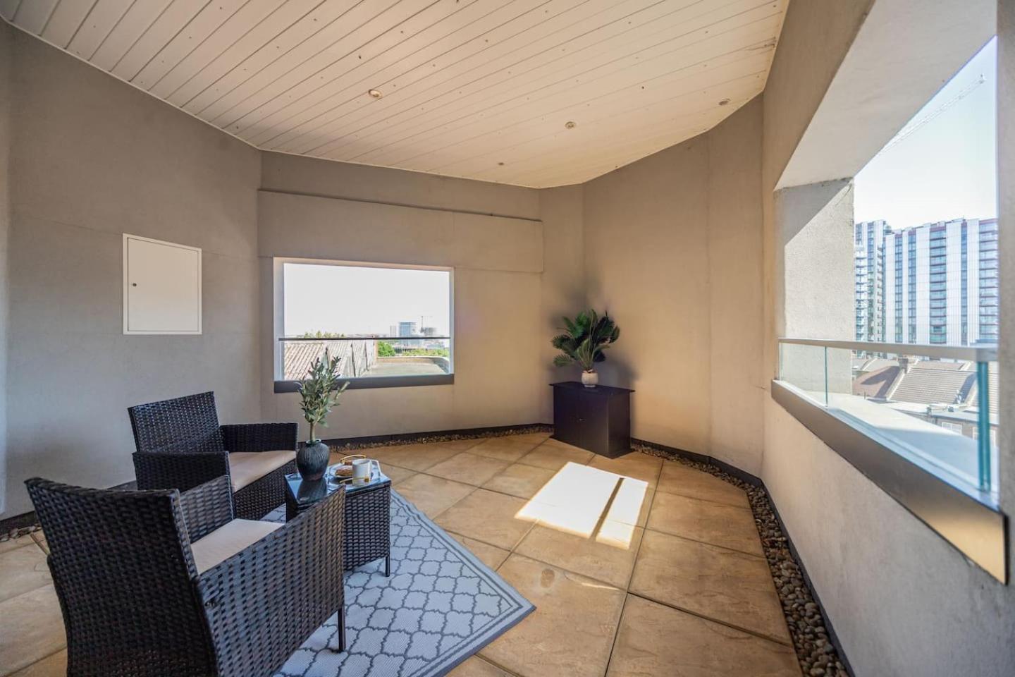 2 Bed Oasis Flat-o2-excel-canary Wharf- Shops- Trains -free Parking,wifi 500mb & Flex Check In *