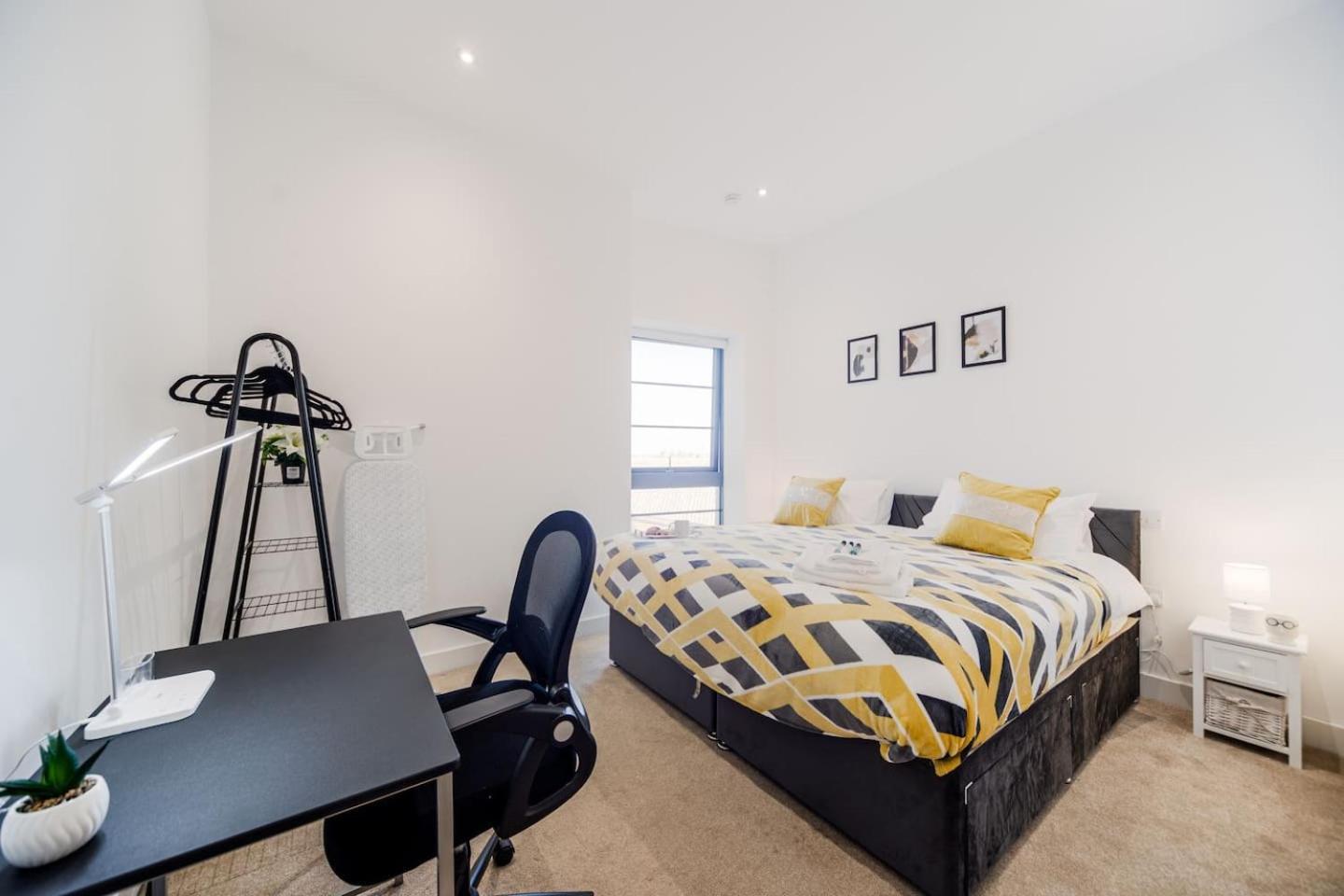 2 Bed Oasis Flat-o2-excel-canary Wharf- Shops- Trains -free Parking,wifi 500mb & Flex Check In * London
