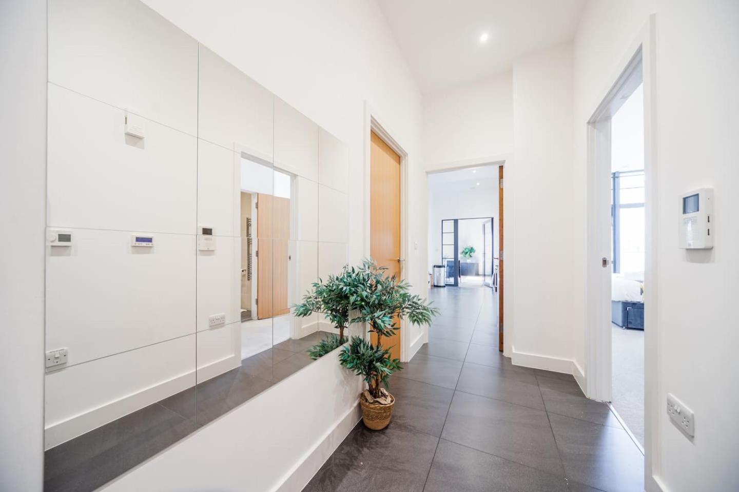 2 Bed Oasis Flat-o2-excel-canary Wharf- Shops- Trains -free Parking,wifi 500mb & Flex Check In Apartment *