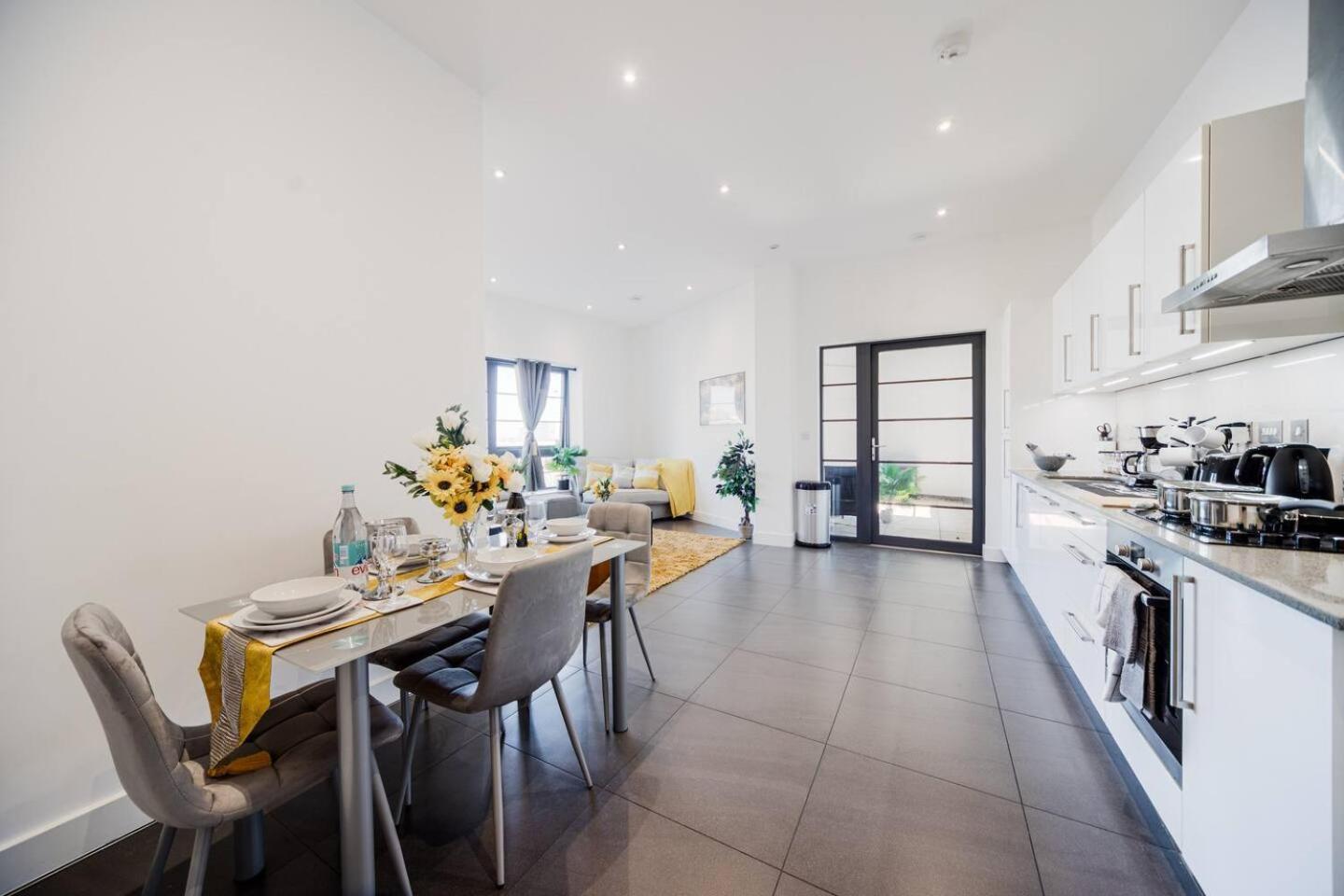 2 Bed Oasis Flat-o2-excel-canary Wharf- Shops- Trains -free Parking,wifi 500mb & Flex Check In *